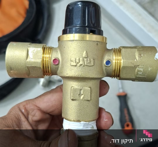 שסתום פליז עם חיבורים, כלי עבודה ברקע